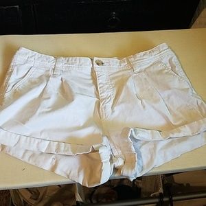 White cuffed short
